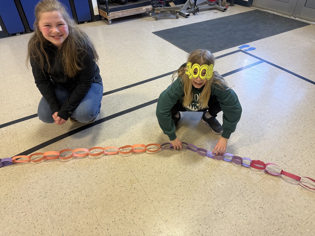 Students posing with their 1,000 link chain