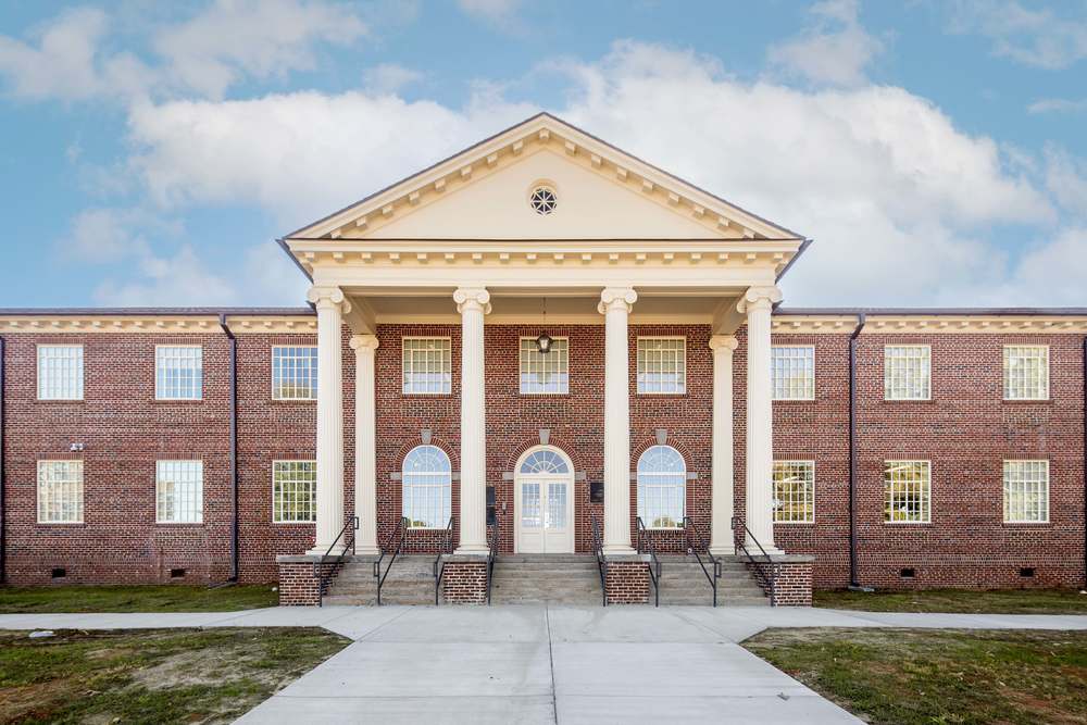 de la Howe Hall front