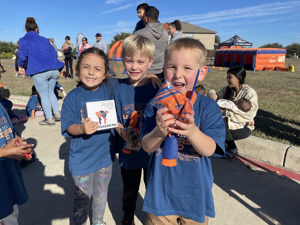 students winning prizes at the apex run