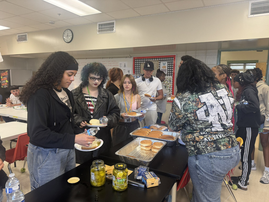 Students serving themselves some food 
