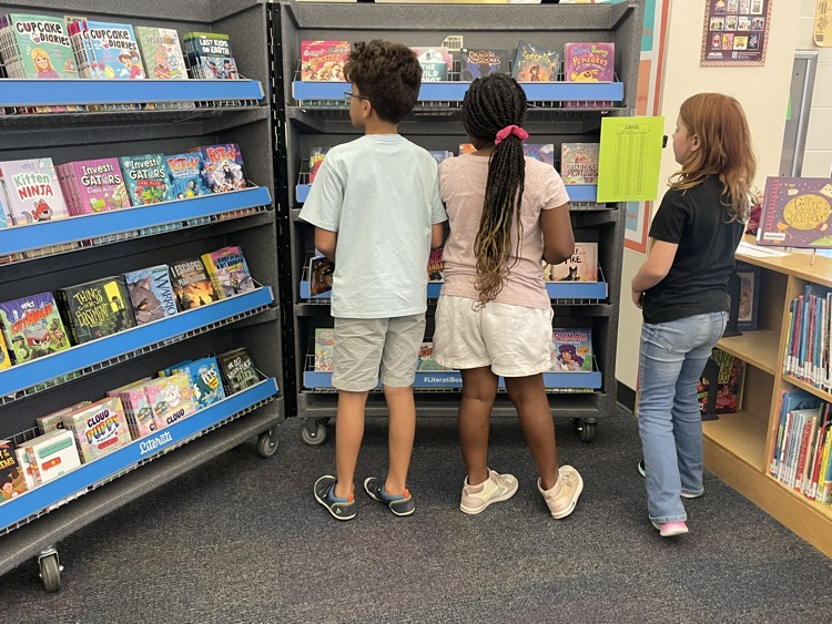 students shopping the book fair
