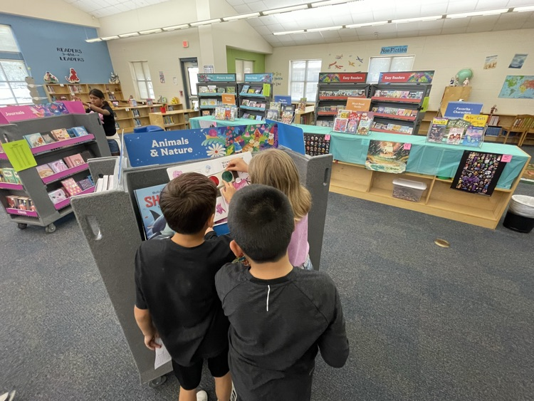 students shopping the book fair