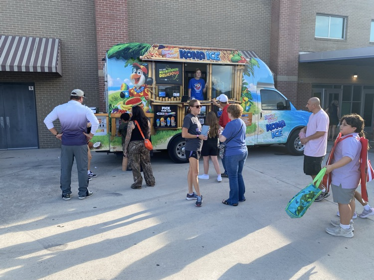 people in line for Kona snow cones 