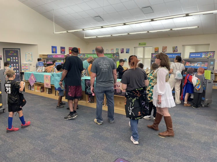 people shopping at the book fair