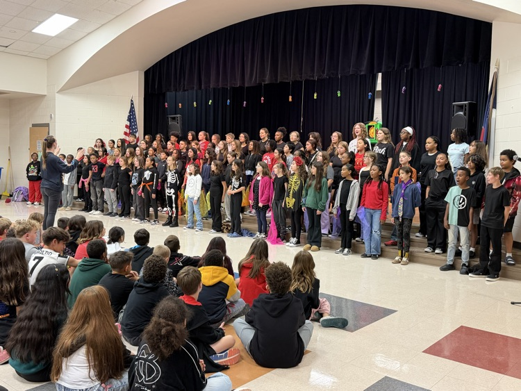 picture of students performing for Dia de los Muertos
