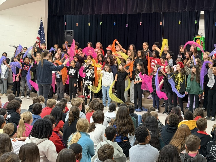 picture of students performing for Dia de los Muertos