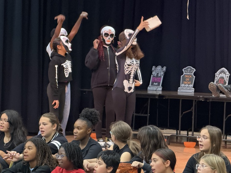 picture of students performing for Dia de los Muertos