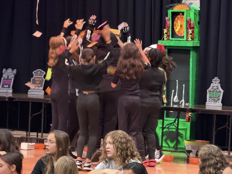picture of students performing for Dia de los Muertos