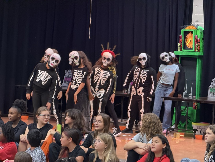 picture of students performing for Dia de los Muertos