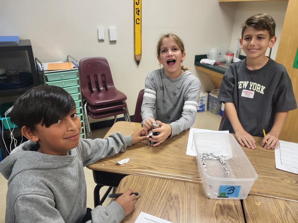 4th graders being scientists!