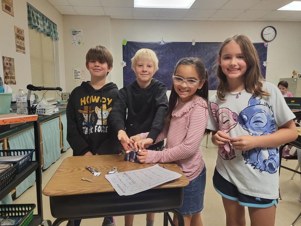 4th graders being scientists!