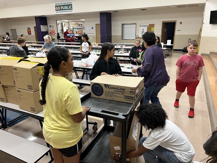 student boxing up food