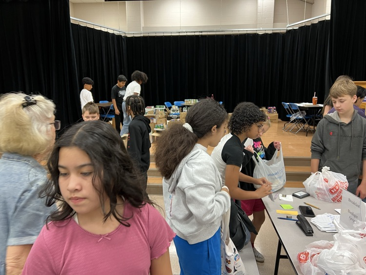 students organizing food