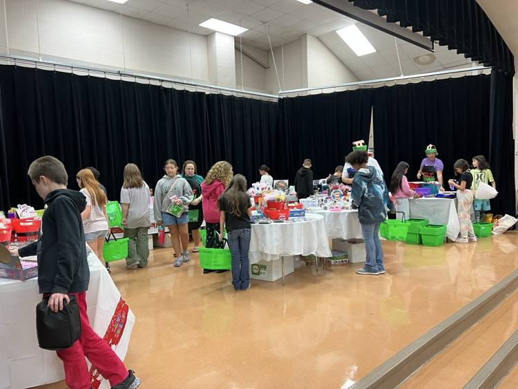 wilder students shopping at the holiday shop