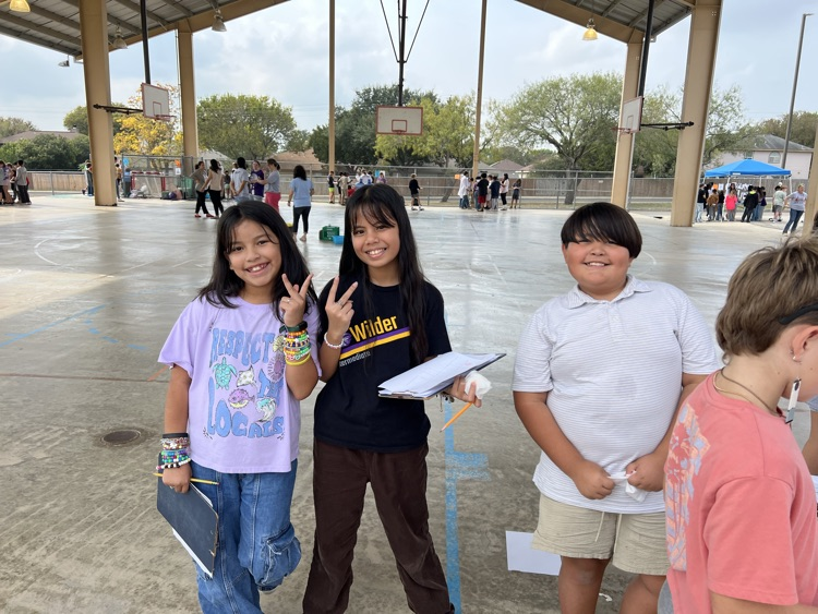 5th graders posing for picture