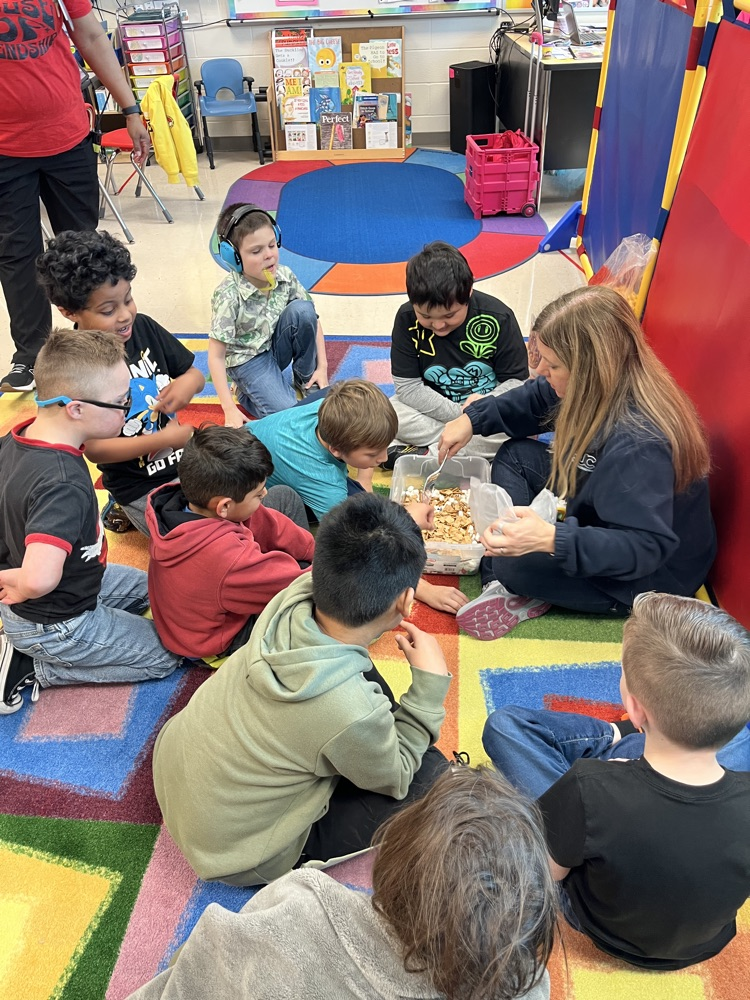 ALE students making friendship mix