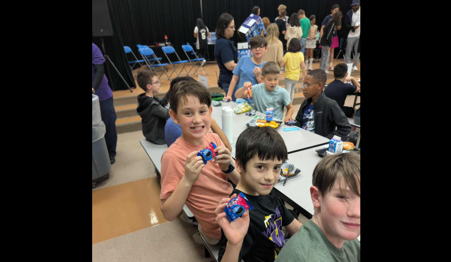 5th grade boys eating oreos