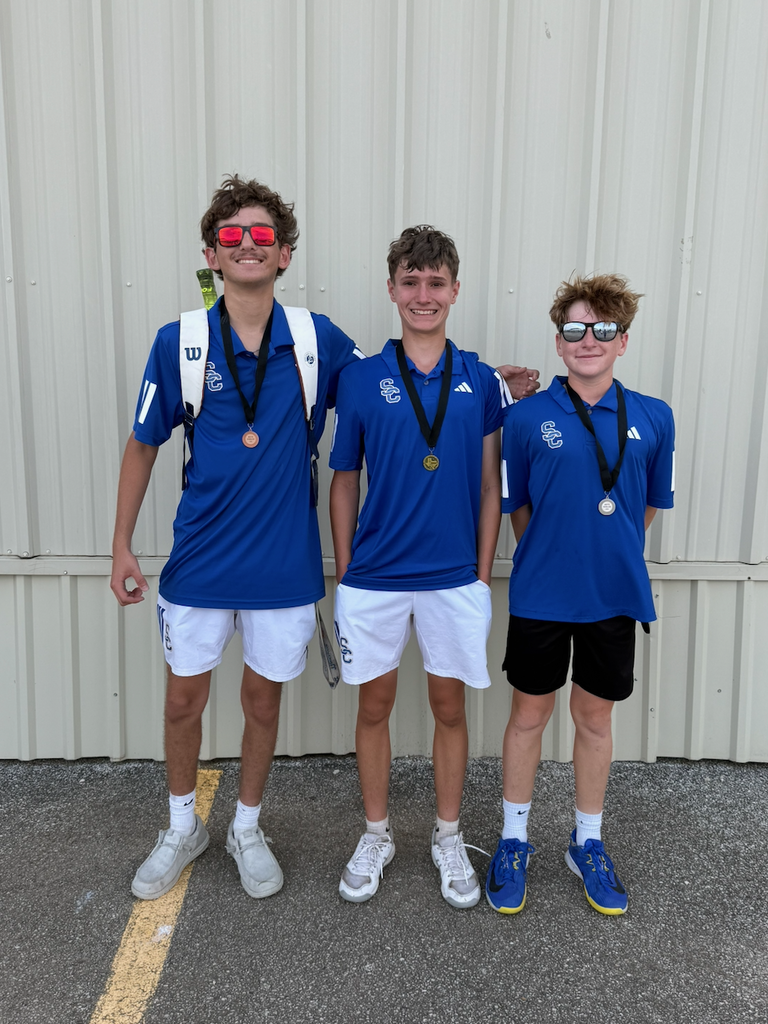 high school tennis players show off their medals
