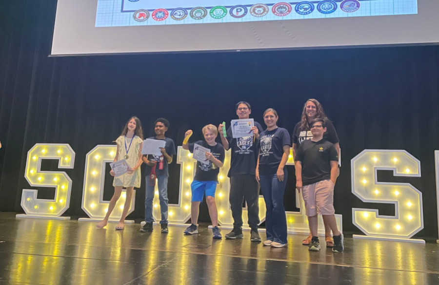 Students who competed in UIL competition posing together 