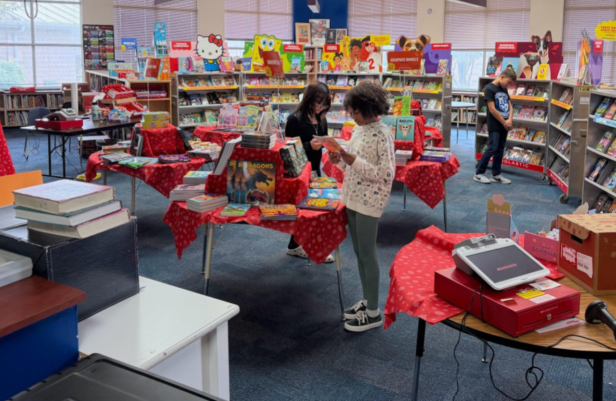 picture of students shopping at the book fair