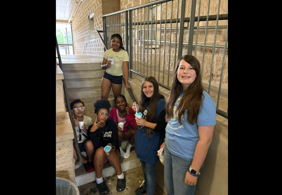 5th graders eating snow cones