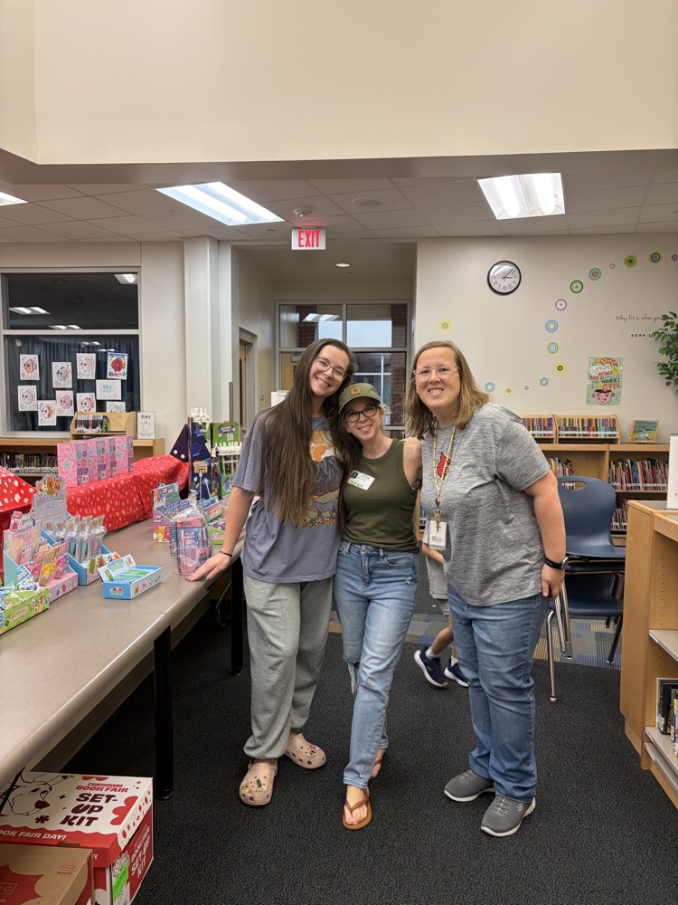 3 ladies in a school library.