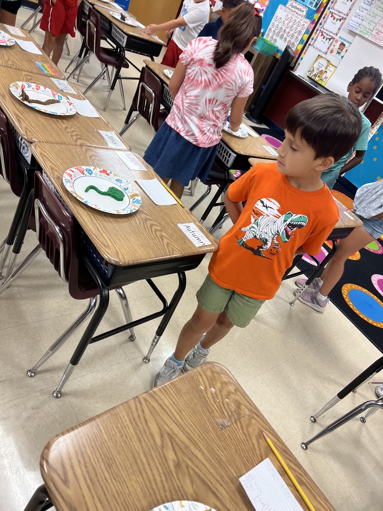 2nd graders going through the writing process