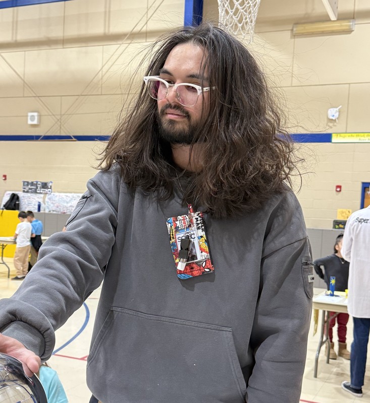 Even coach Bruckmeier's long locks stood on end on the Van de Graaff Generator