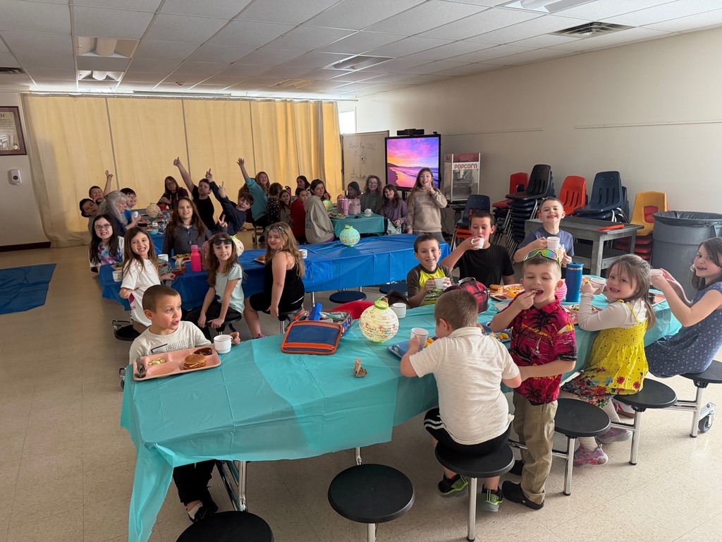 Students eating lunch on Beach day