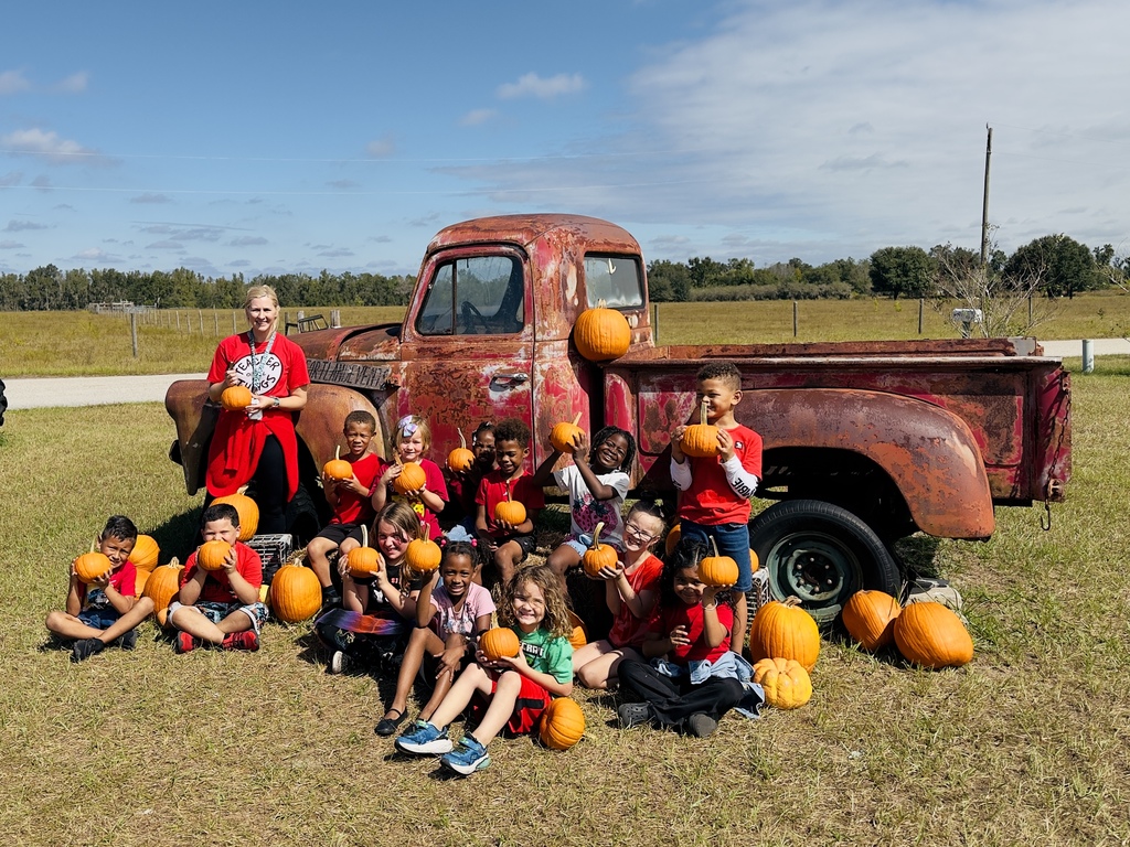 1st grade on the Field trip to Pumpkin Patch