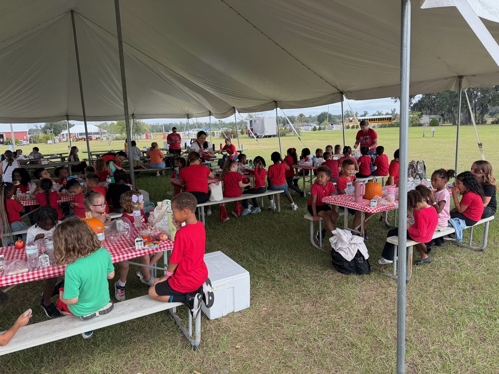 1st grade on the Field trip to Pumpkin Patch