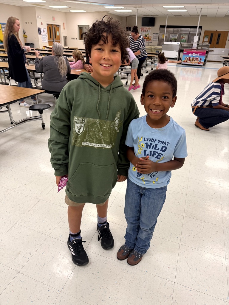 MES Families and students at our Fall Family night Book and Pizza pop-up.