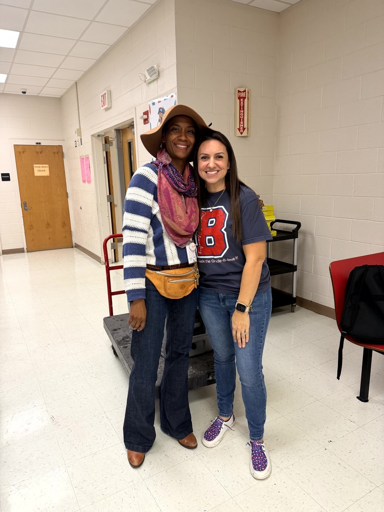MES Families and students at our Fall Family night Book and Pizza pop-up.