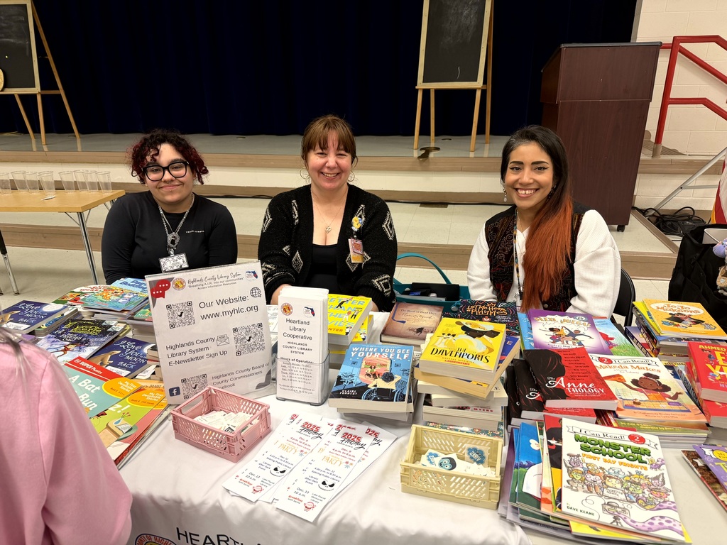 MES Families and students at our Fall Family night Book and Pizza pop-up.