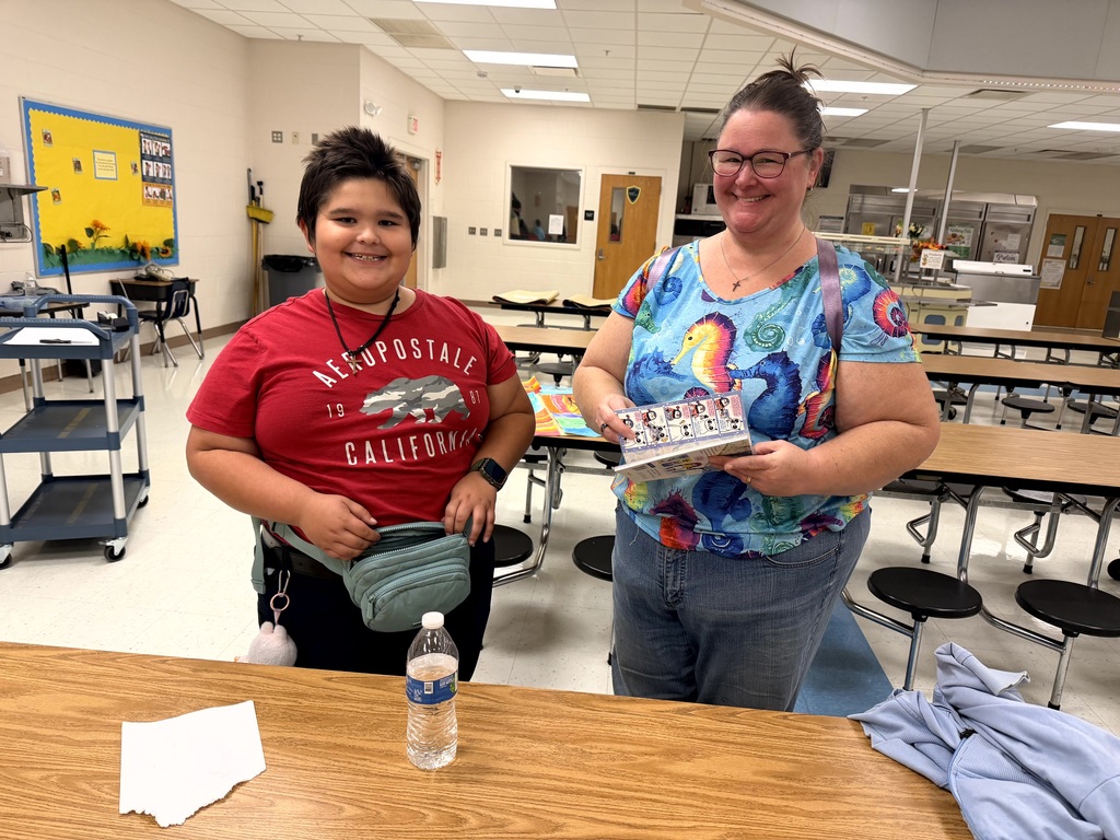 MES Families and students at our Fall Family night Book and Pizza pop-up.