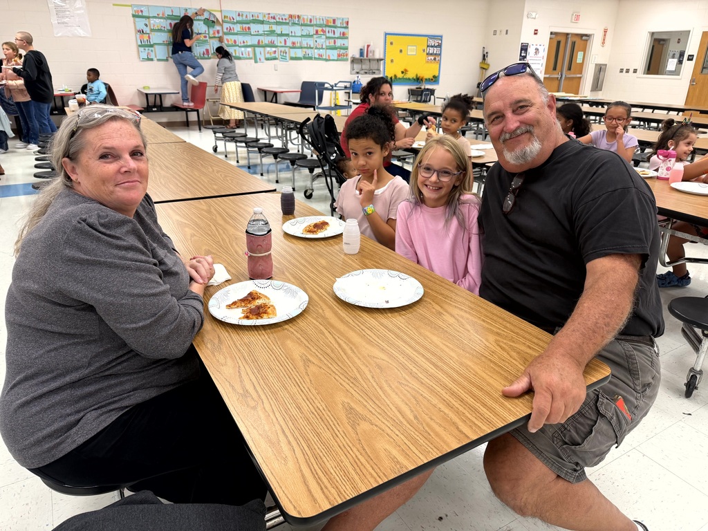 MES Families and students at our Fall Family night Book and Pizza pop-up.