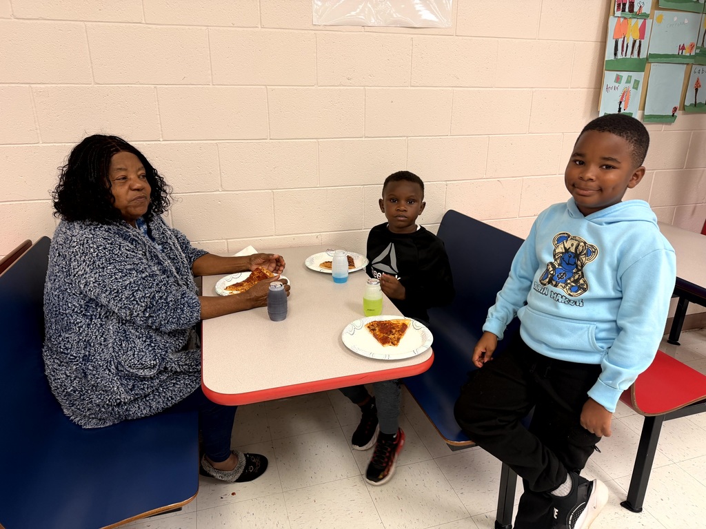 MES Families and students at our Fall Family night Book and Pizza pop-up.