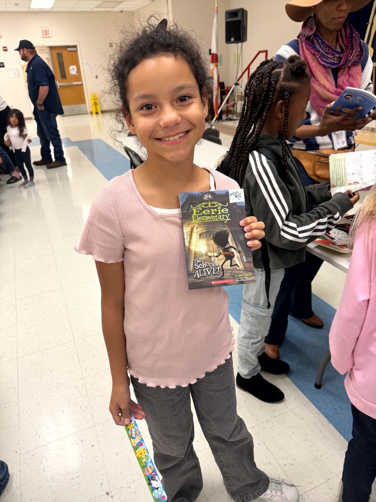 MES Families and students at our Fall Family night Book and Pizza pop-up.