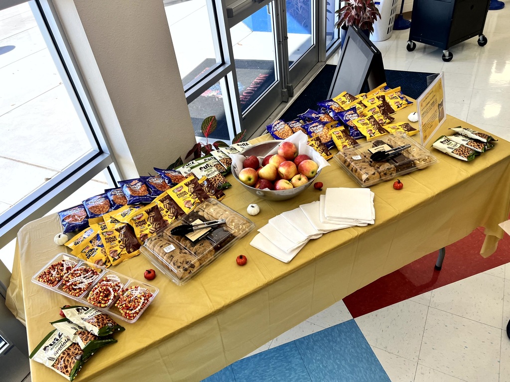 MES families enjoying Thanksgiving lunch with their child.