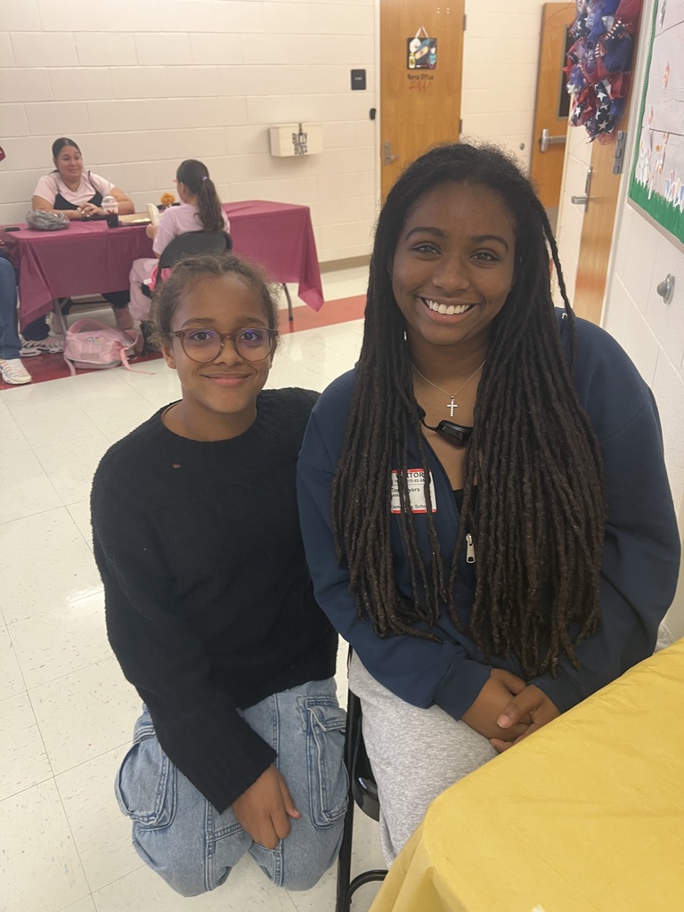 MES families enjoying Thanksgiving lunch with their child.