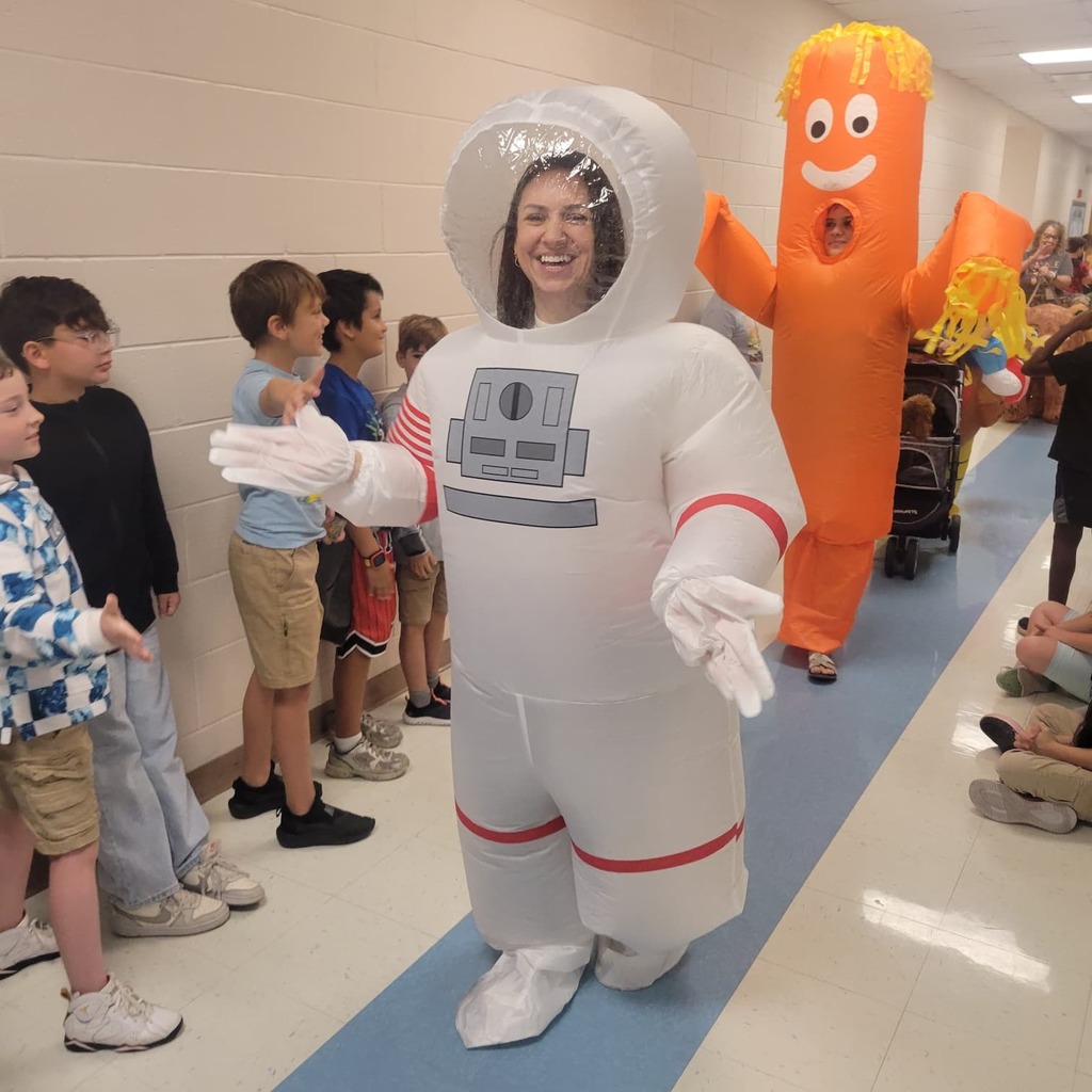 MES 2025 Thanksgiving Parade of Inflatables. 