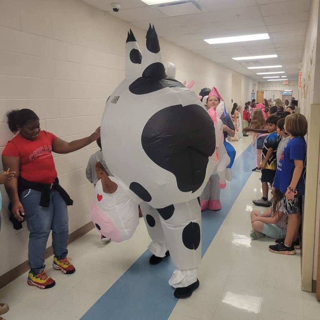 MES 2025 Thanksgiving Parade of Inflatables. 