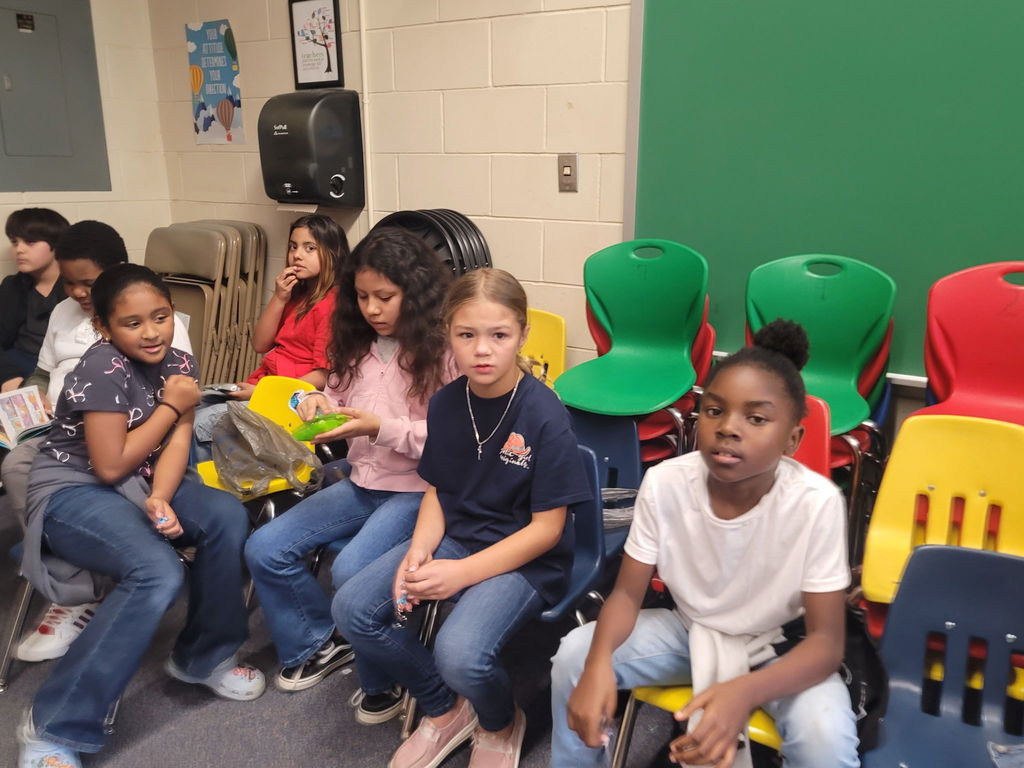 AES Students and volunteers at the Holiday Dolphin Store.