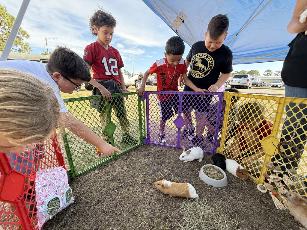 Our 1st grade Mustangs wrapped up their Animal & Habitats unit with a farm-tastic Rotation Day, and what an unforgettable experience it was! Students had the opportunity to see and learn about animals and discuss ling & non-living things up close and face to face.
