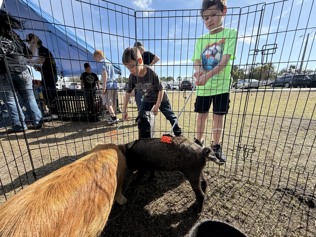 Our 1st grade Mustangs wrapped up their Animal & Habitats unit with a farm-tastic Rotation Day, and what an unforgettable experience it was! Students had the opportunity to see and learn about animals and discuss ling & non-living things up close and face to face.