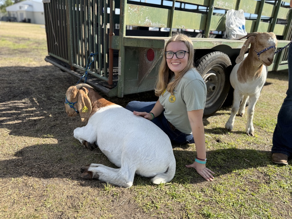 Our 1st grade Mustangs wrapped up their Animal & Habitats unit with a farm-tastic Rotation Day, and what an unforgettable experience it was! Students had the opportunity to see and learn about animals and discuss ling & non-living things up close and face to face.