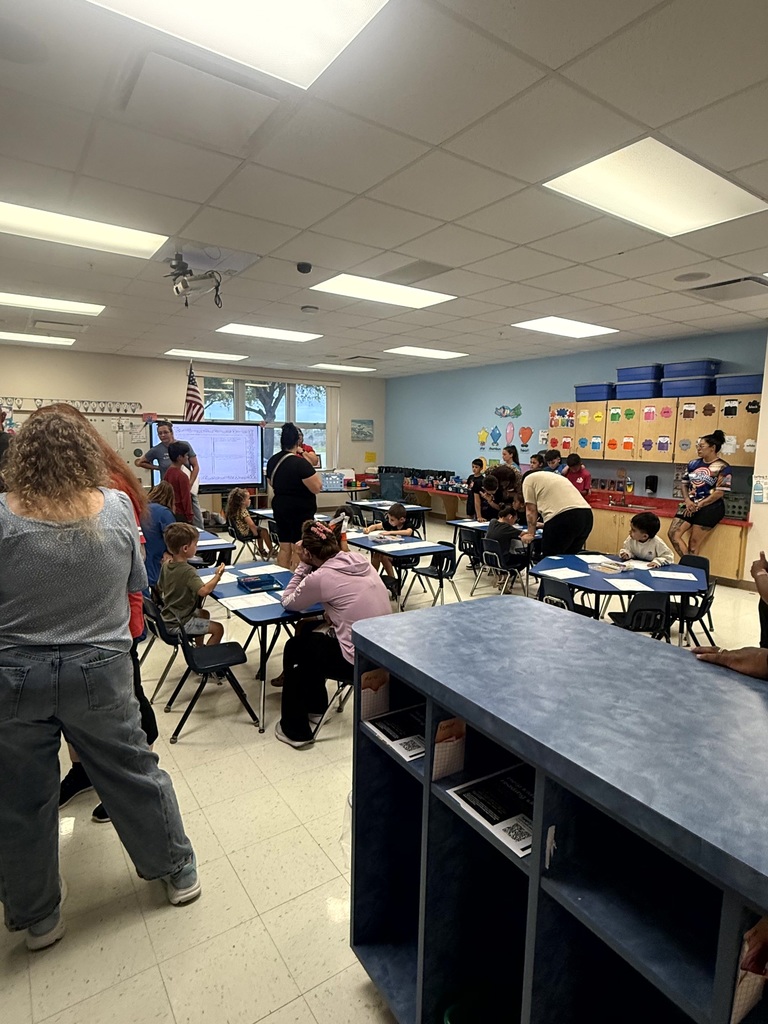 Pictures of parents, students and teachers at Kindergarten Roundup.