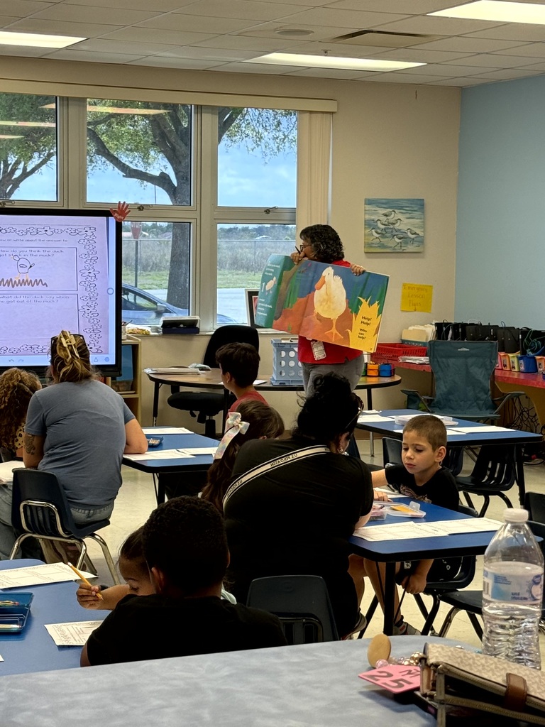 Pictures of parents, students and teachers at Kindergarten Roundup.