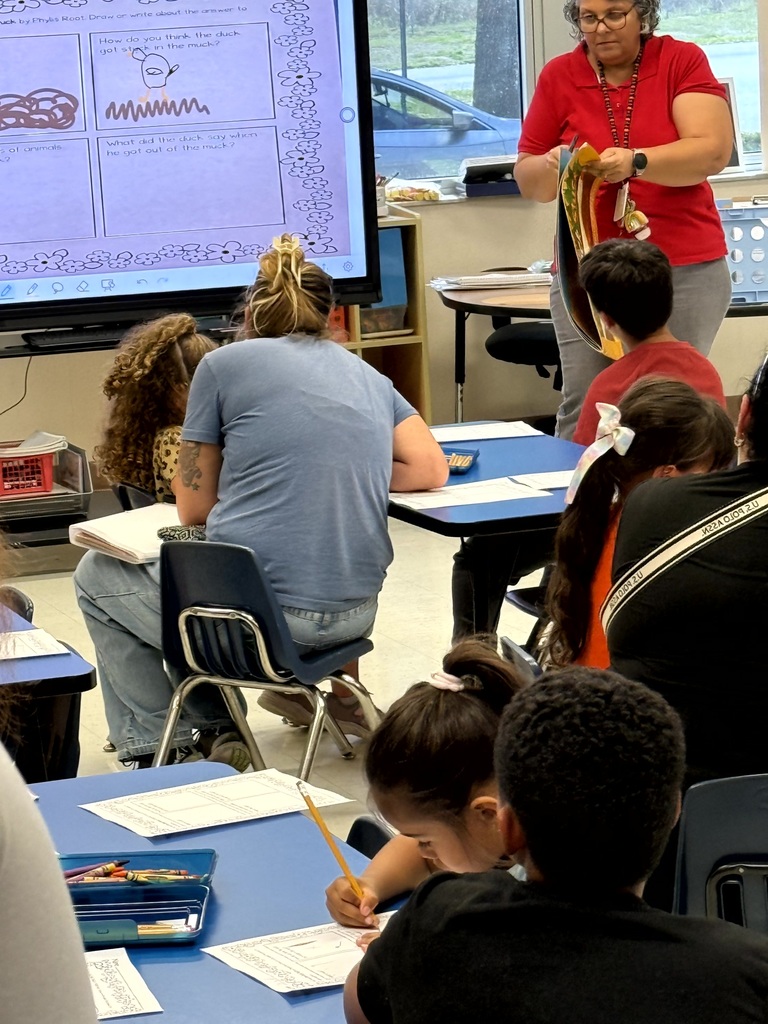 Pictures of parents, students and teachers at Kindergarten Roundup.