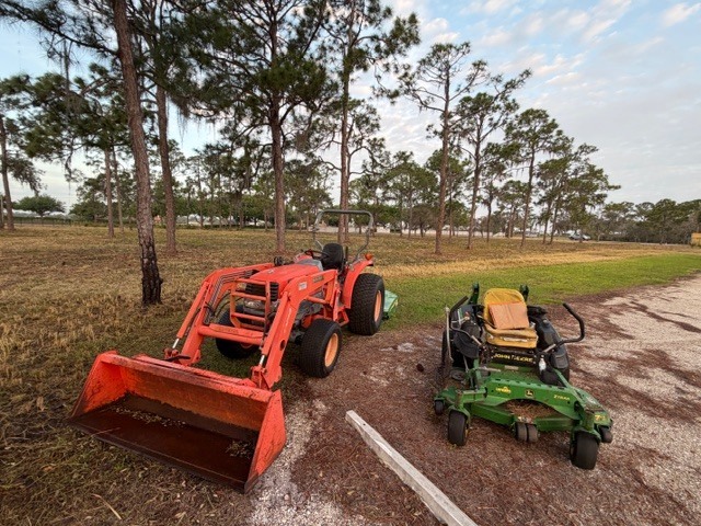 Weβd like to extend a huge THANK YOU to the Martz Family and the Insight Auctioneers for their hard work in raking, cutting, and mowing the front area of our school! Just in time for our Seussical musical and end of year awards & celebrations, they gave the front of our campus a much-needed trimβand it looks fantastic! π